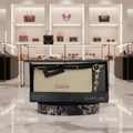 Bebe Gift Set — Cartera Flap Crema con Llavero Dorado en Caja Premium