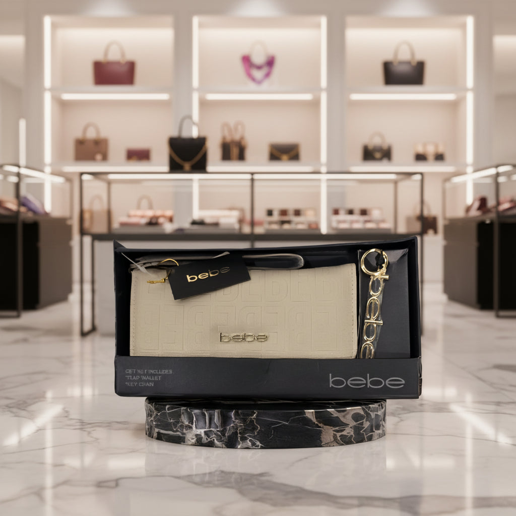 Bebe Gift Set — Cartera Flap Crema con Llavero Dorado en Caja Premium