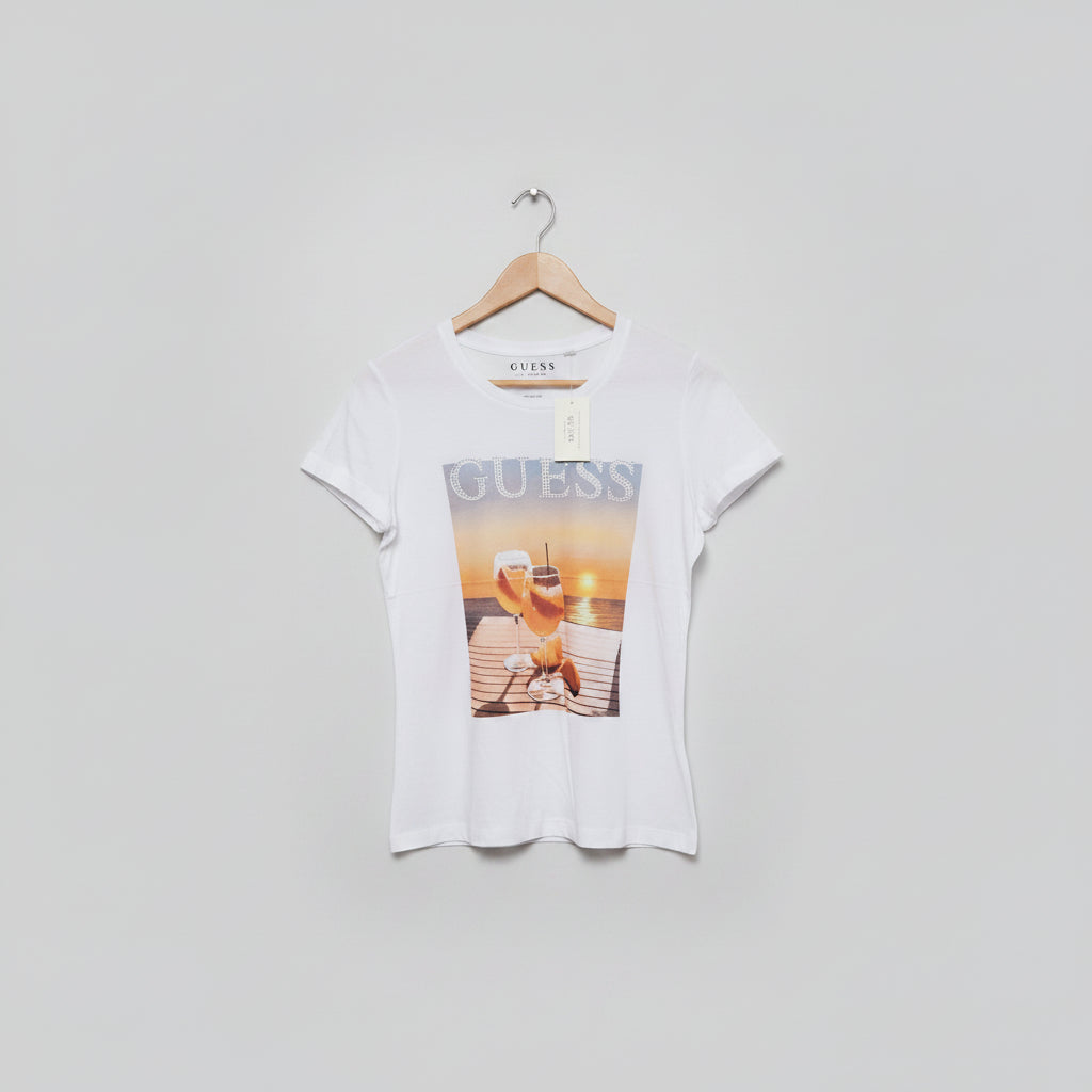 Playera Cuello Redondo Guess Mujer — Blanca Estampado Sunset Cocktail Hour Logo Strass Talla L