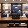 Cartera Tommy Hilfiger para Hombre — Diseño Minimalista con Logo Metálico