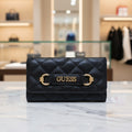 Guess Cartera Clutch Wallet — Negro Acolchado Patrón Rombo Logo GUESS Metálico Dorado