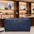 Tommy Hilfiger Zip-Around Wallet — Azul Navy Monograma TOMMY en Relieve Placa Plateada