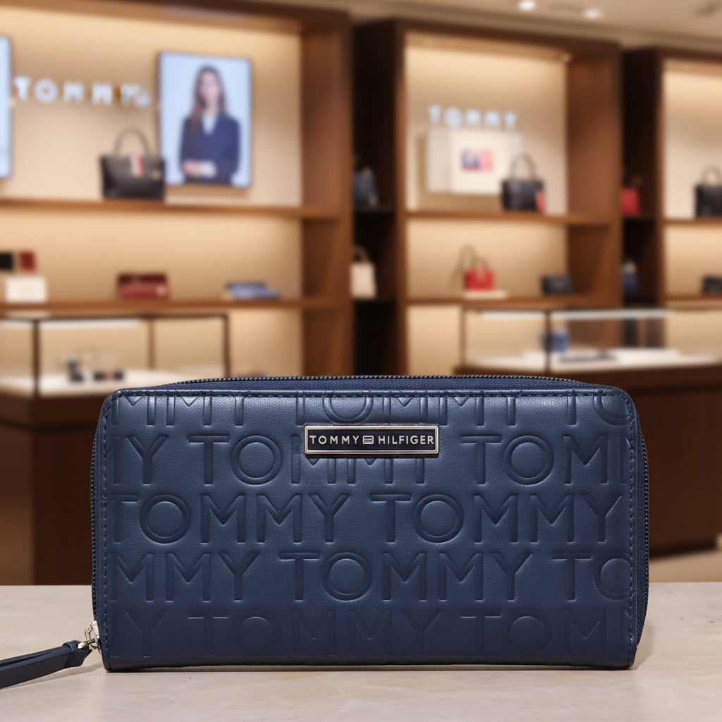 Tommy Hilfiger Zip-Around Wallet — Azul Navy Monograma TOMMY en Relieve Placa Plateada
