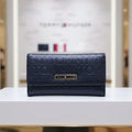 Tommy Hilfiger Trifold Wallet — Azul Navy Oscuro Monograma TOMMY Grande en Relieve Placa Plateada