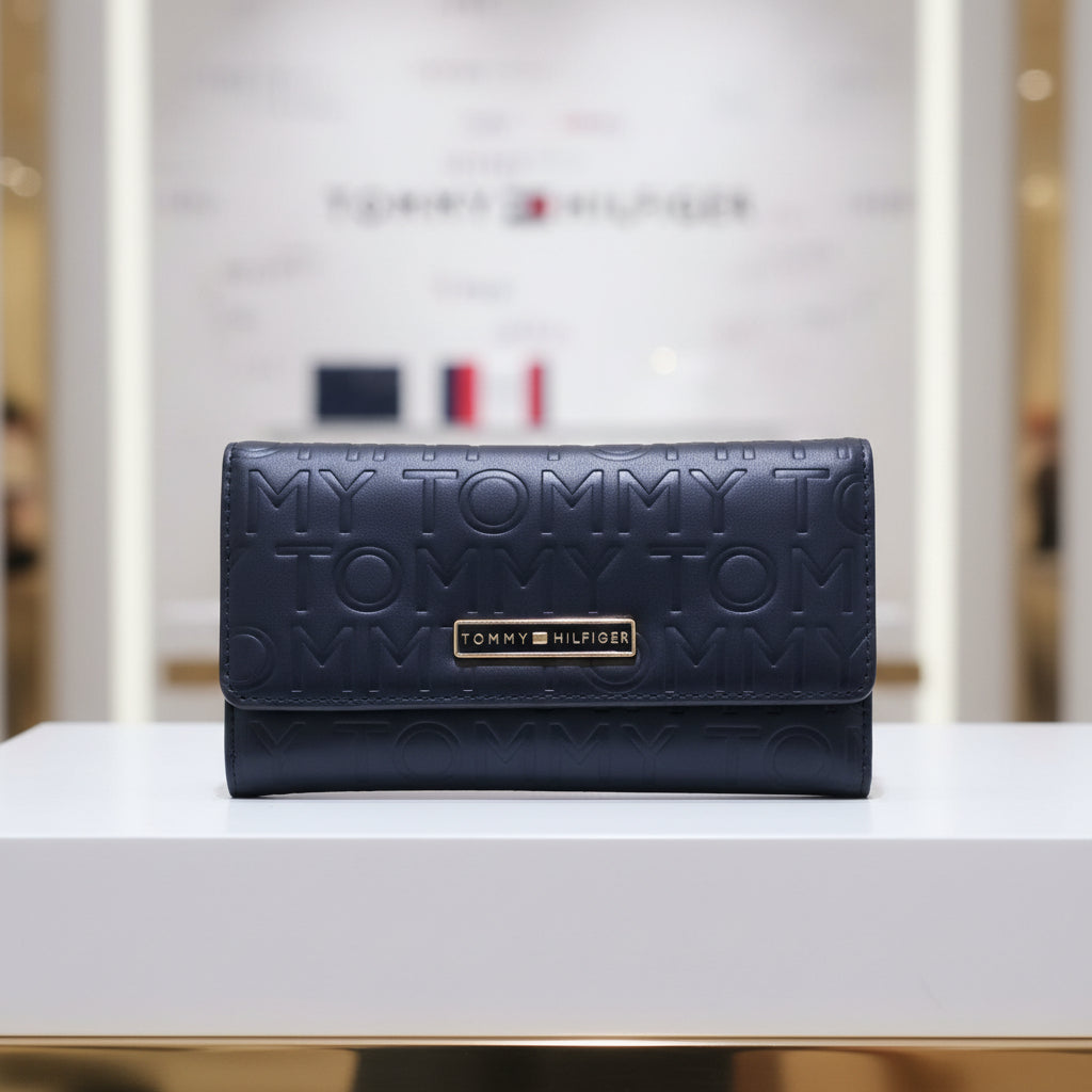 Tommy Hilfiger Trifold Wallet — Azul Navy Oscuro Monograma TOMMY Grande en Relieve Placa Plateada