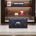 Tommy Hilfiger Flap Wallet Saffiano — Negro Mini Banderas Tricolores TH Placa Plateada