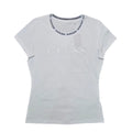 Playera Cuello Redondo Guess Mujer — Blanca Logo Tono sobre Tono y Cinta GUESS en Cuello Talla L