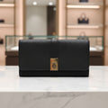 Tommy Hilfiger Continental Flap Wallet — Negro Pebbled Broche Giratorio TH Dorado