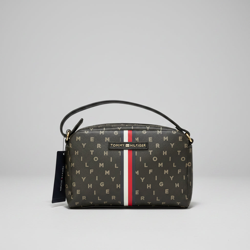 Tommy Hilfiger Crossbody Camera Bag — Negro Monograma Letras TH y Franja Tricolor