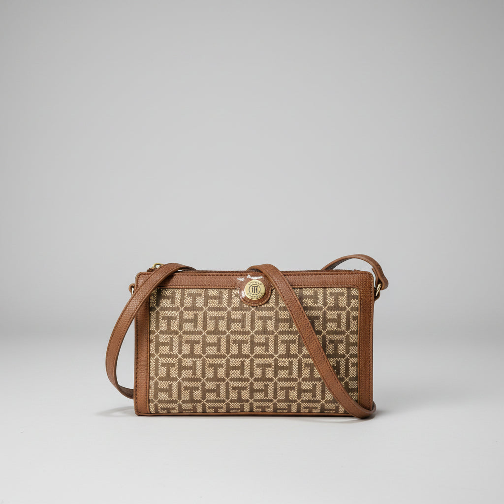 Tommy Hilfiger Crossbody Wallet — Monograma TH Allover Beige Café Broche Circular Plateado