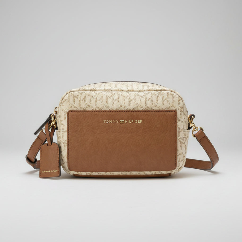 Tommy Hilfiger Crossbody Camera Bag — Monograma TH Crema con Panel Frontal Piel Café