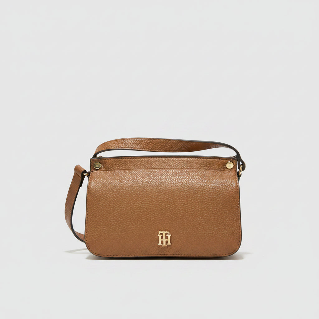 Tommy Hilfiger Crossbody Flap Bag — Piel Pebbled Café Cognac Monograma TH Dorado