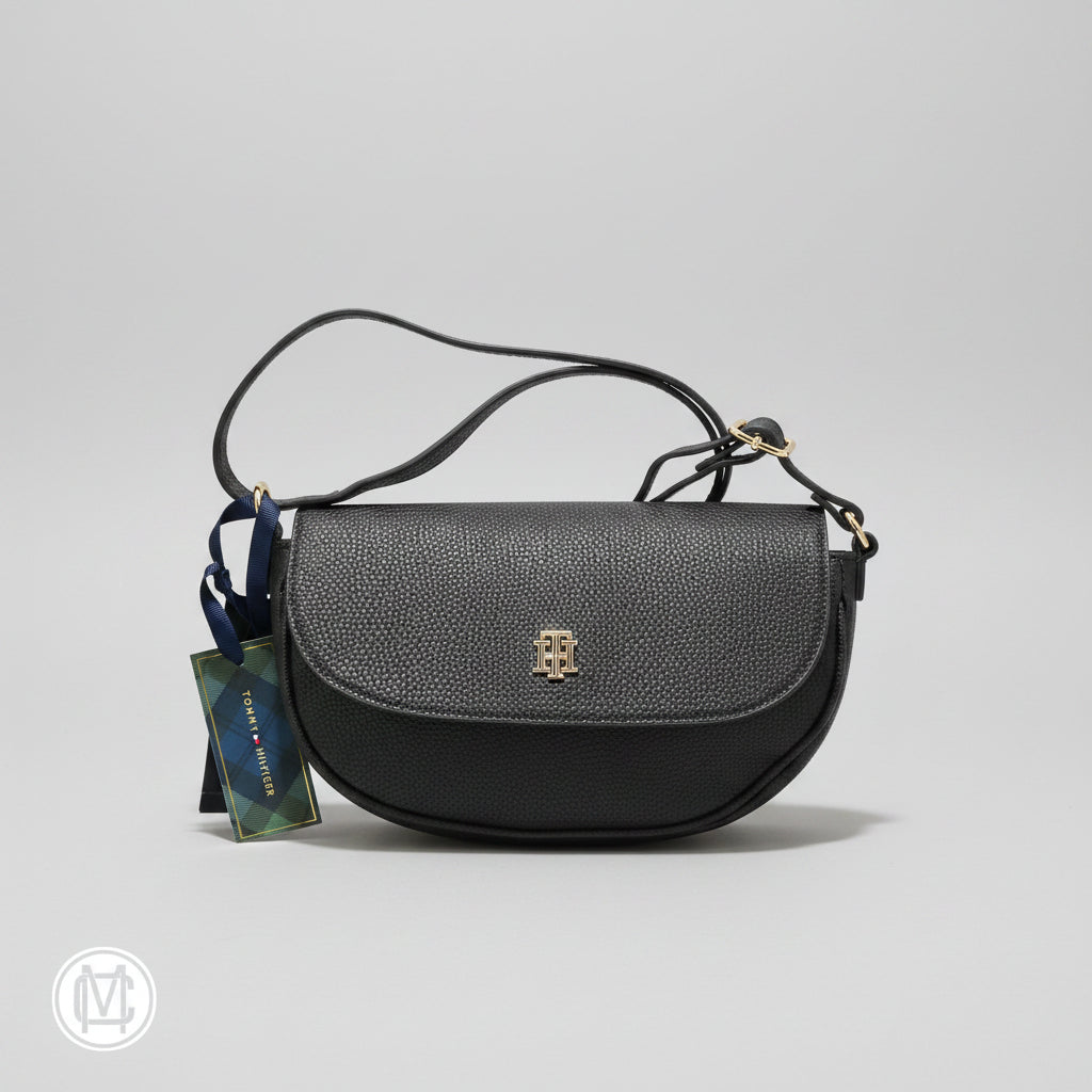 Tommy Hilfiger Crossbody Saddle Bag — Piel Pebbled Negro Monograma TH Dorado