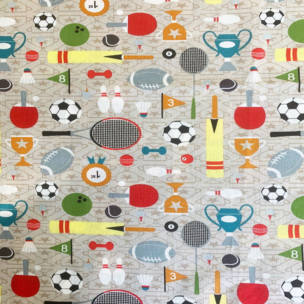1/2 metro de Fútbol, Tenis, Boliche Día de Deportes sobre beige