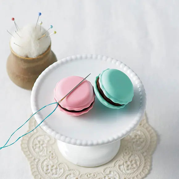 Macarrón de Frambuesa Afilador y Portaagujas Magnético Clover