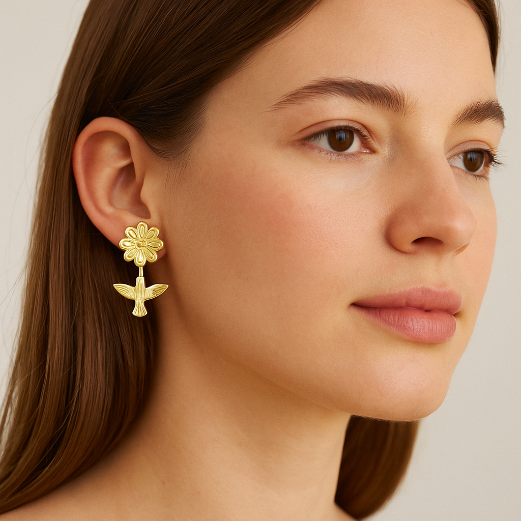 Arete broquel Colibrí con Flor en Oro de 10K