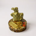 Caballo Sobre Semillas Escultura De Resina 4 Cm Alto Ambar