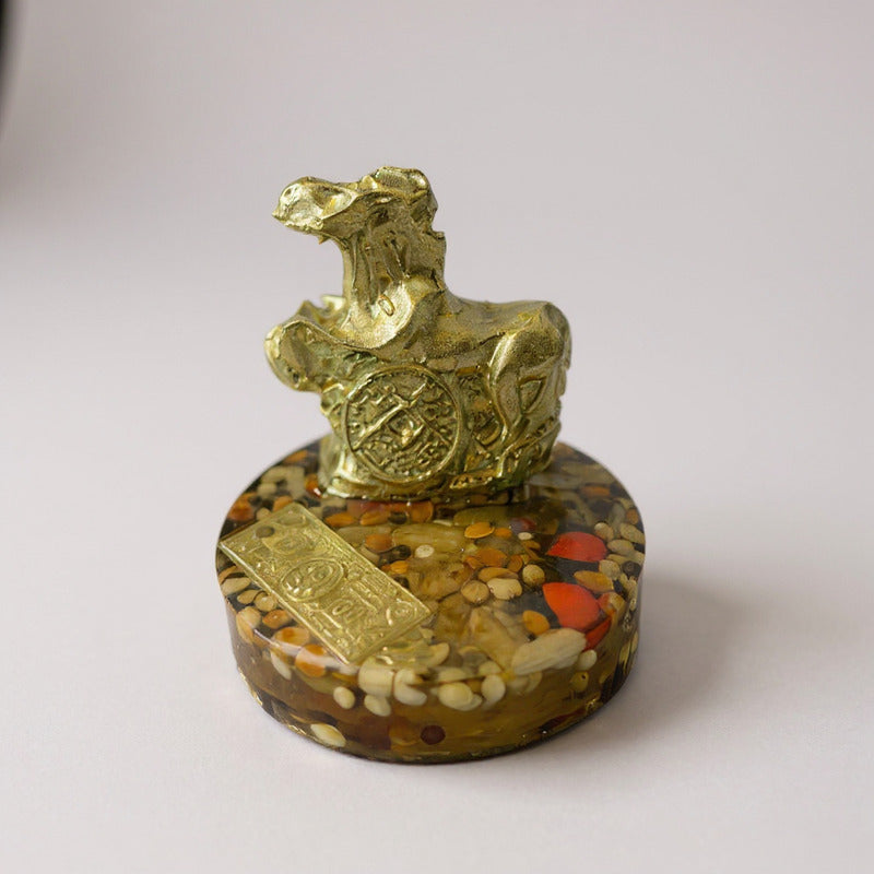 Caballo Sobre Semillas Escultura De Resina 4 Cm Alto Ambar