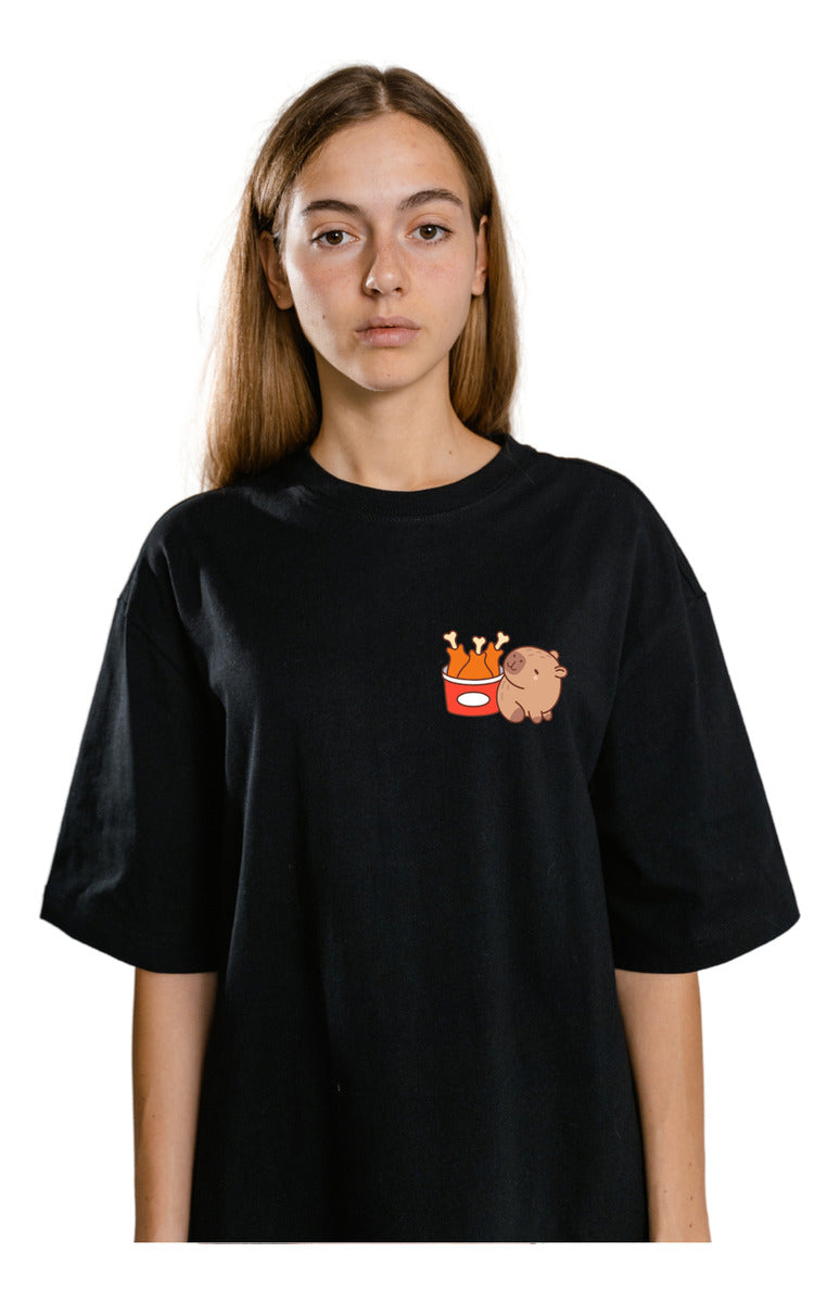 Playera Negra Mujer – Capibara con Pollo Frito | Minimalismo Urbano