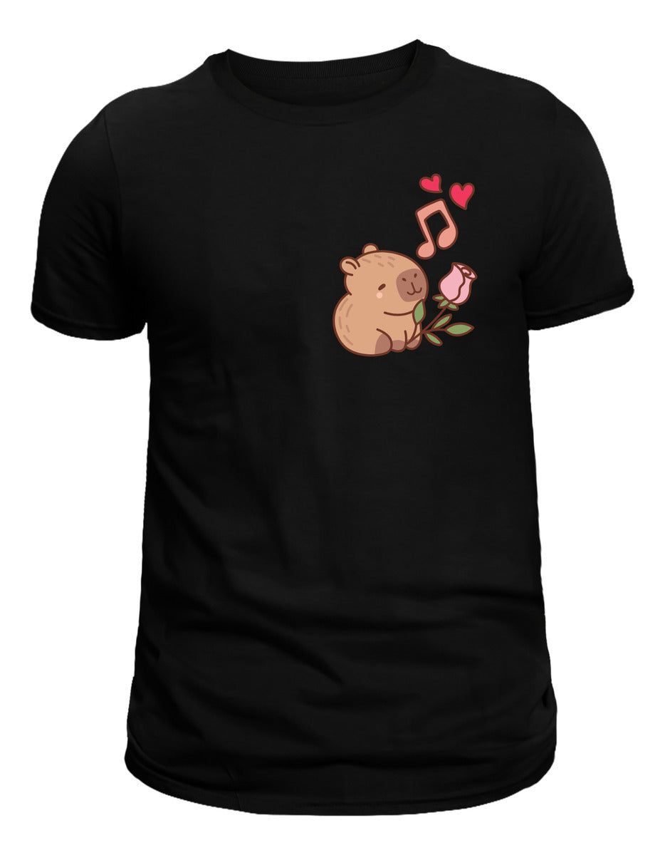 Playera Negra Hombre – Capibara Cantando con Corazones | Minimalismo Urbano