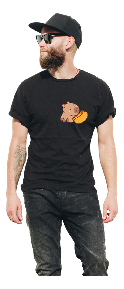 Playera Negra Hombre – Capibara con Hot Dog Divertido | Minimalismo Urbano