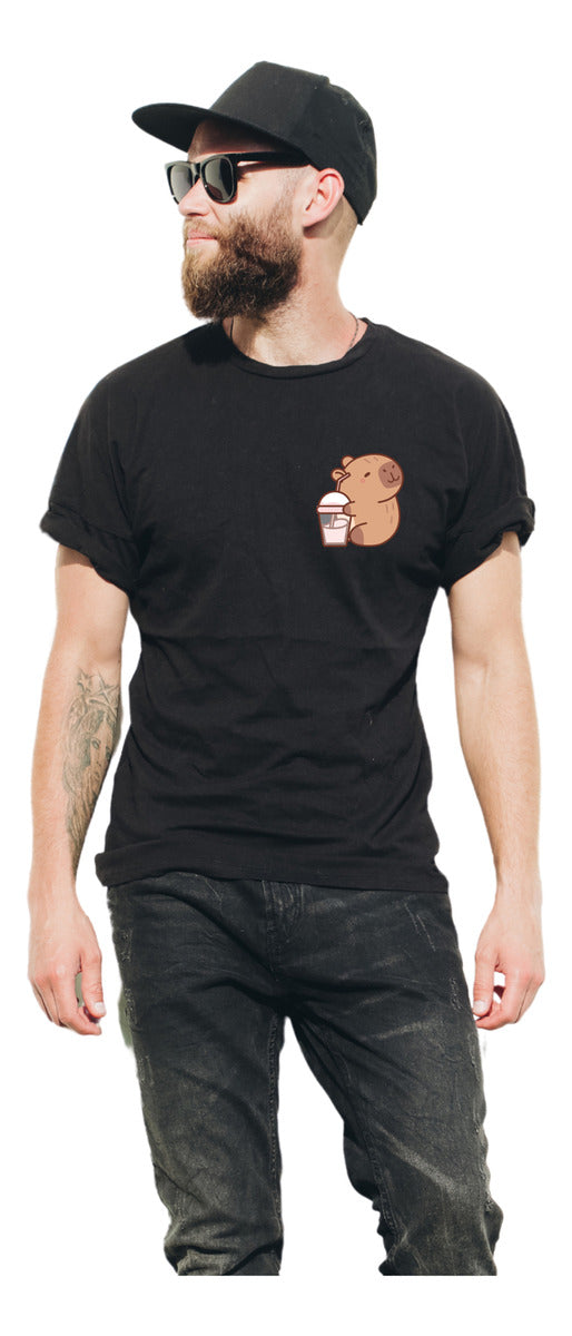 Playera Negra Hombre – Capibara con Malteada Tierno | Minimalismo Urbano