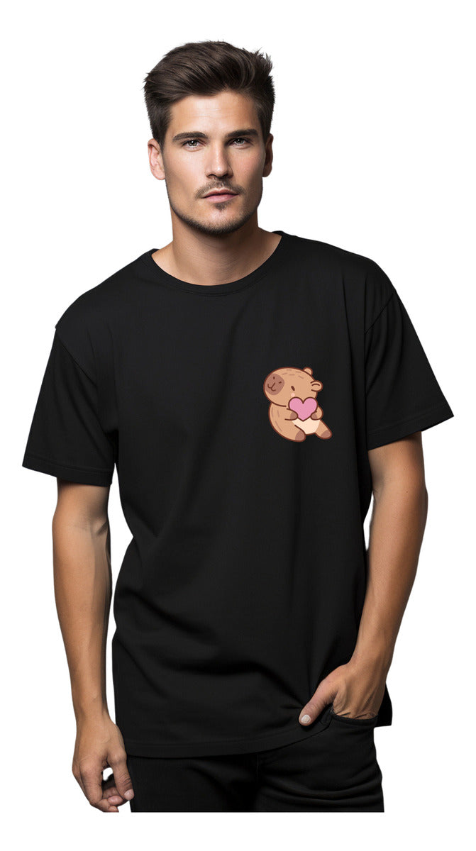 Playera Negra Hombre – Capibara con Corazón | Minimalismo Urbano