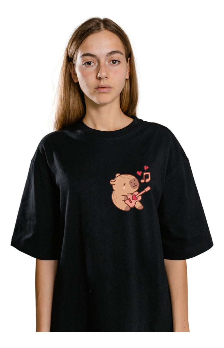 Playera Negra Mujer – Capibara Tocando Guitarra | Minimalismo Urbano