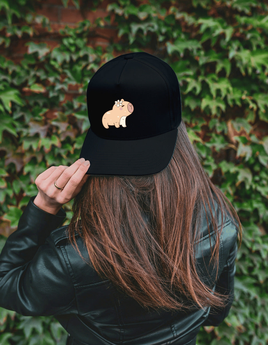 Gorra Negra Tipo Baseball – Capibara con Flor | Accesorios Unisex