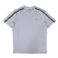 Playera Cuello Redondo Calvin Klein Hombre — Gris Ice Logo CK y Cinta Calvin Klein en Mangas Talla XL