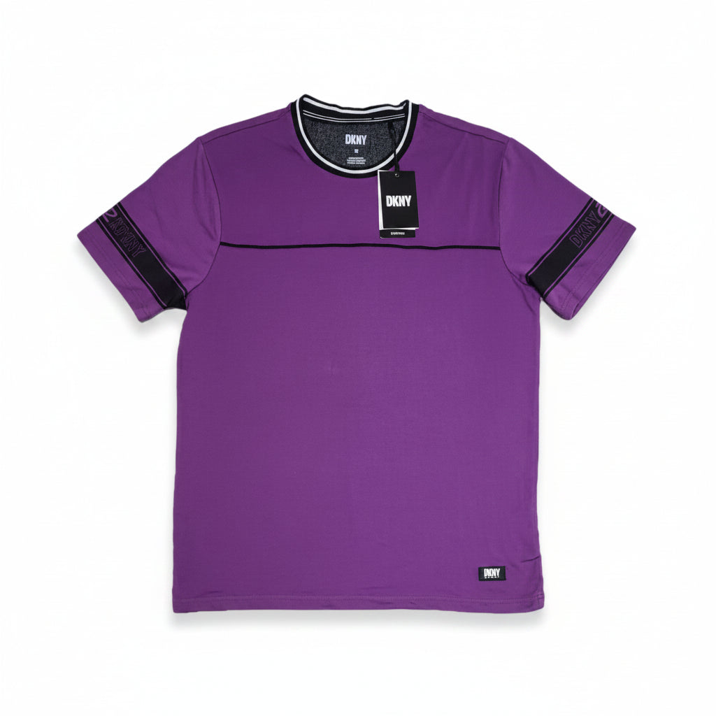 Playera Cuello Redondo DKNY Hombre — Morado Púrpura Bandas Negras Logo Talla M