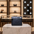 Cartera Michael Kors Hombre — Slim Billfold Negro con Logo MK Circular en Relieve