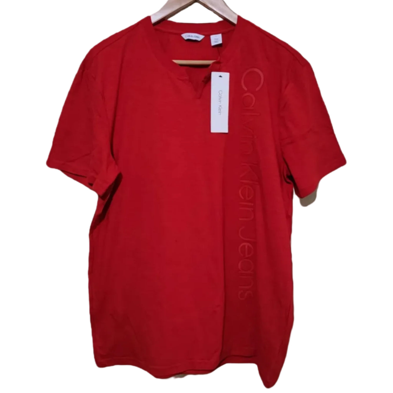 Playera Cuello Redondo Calvin Klein Jeans Hombre — Roja Logo Vertical Tono sobre Tono Talla M