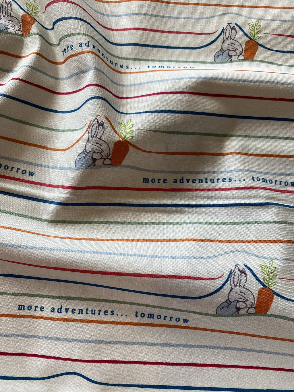 1/2 metro de Tela de AlgodónPedro el Conejito Más Aventuras Mañana rayas sobre blanco *