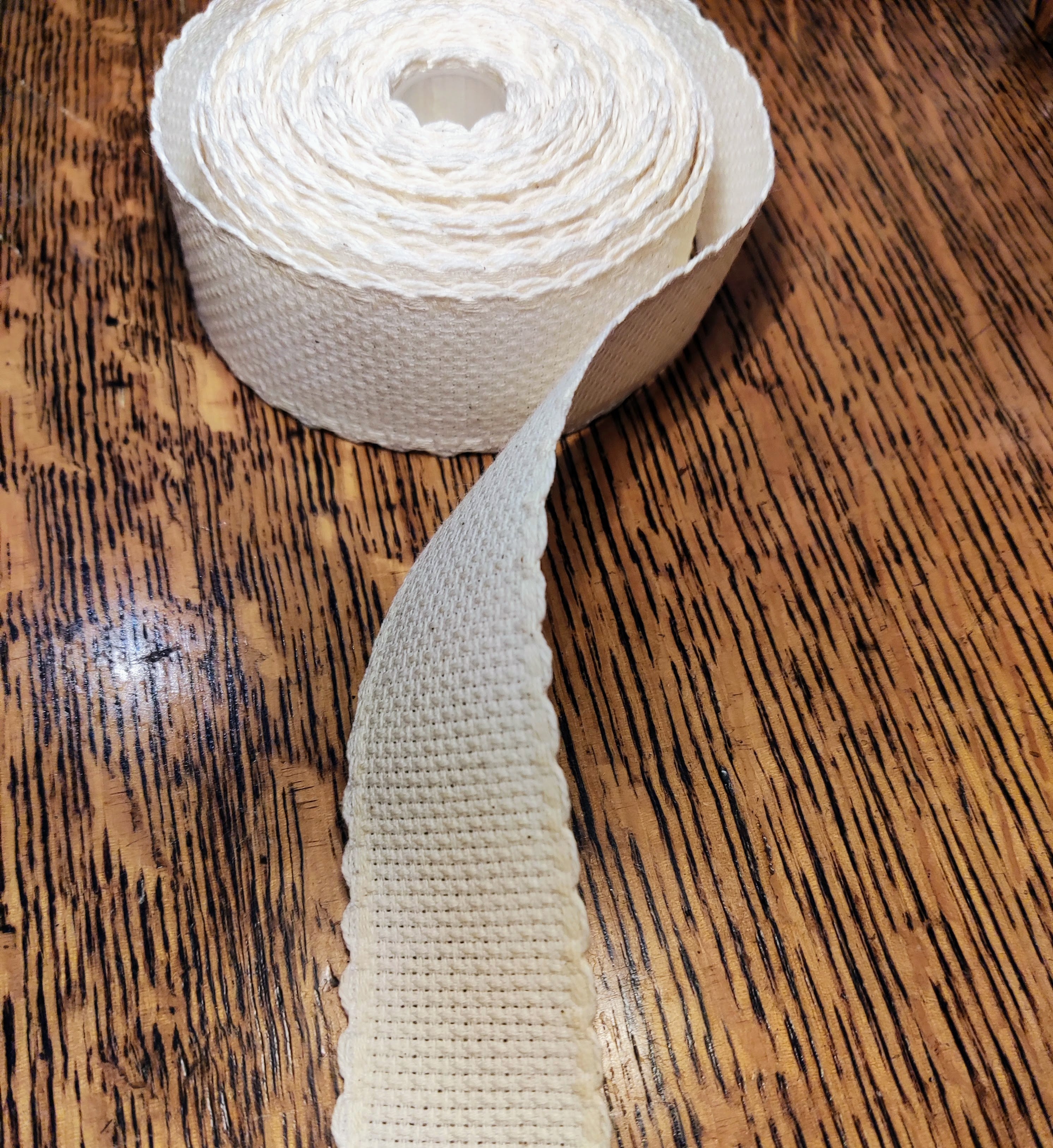 Un Metro de Cinta Aida española 3.8 cm beige crudo para Punto de Cruz con borde 14 ct