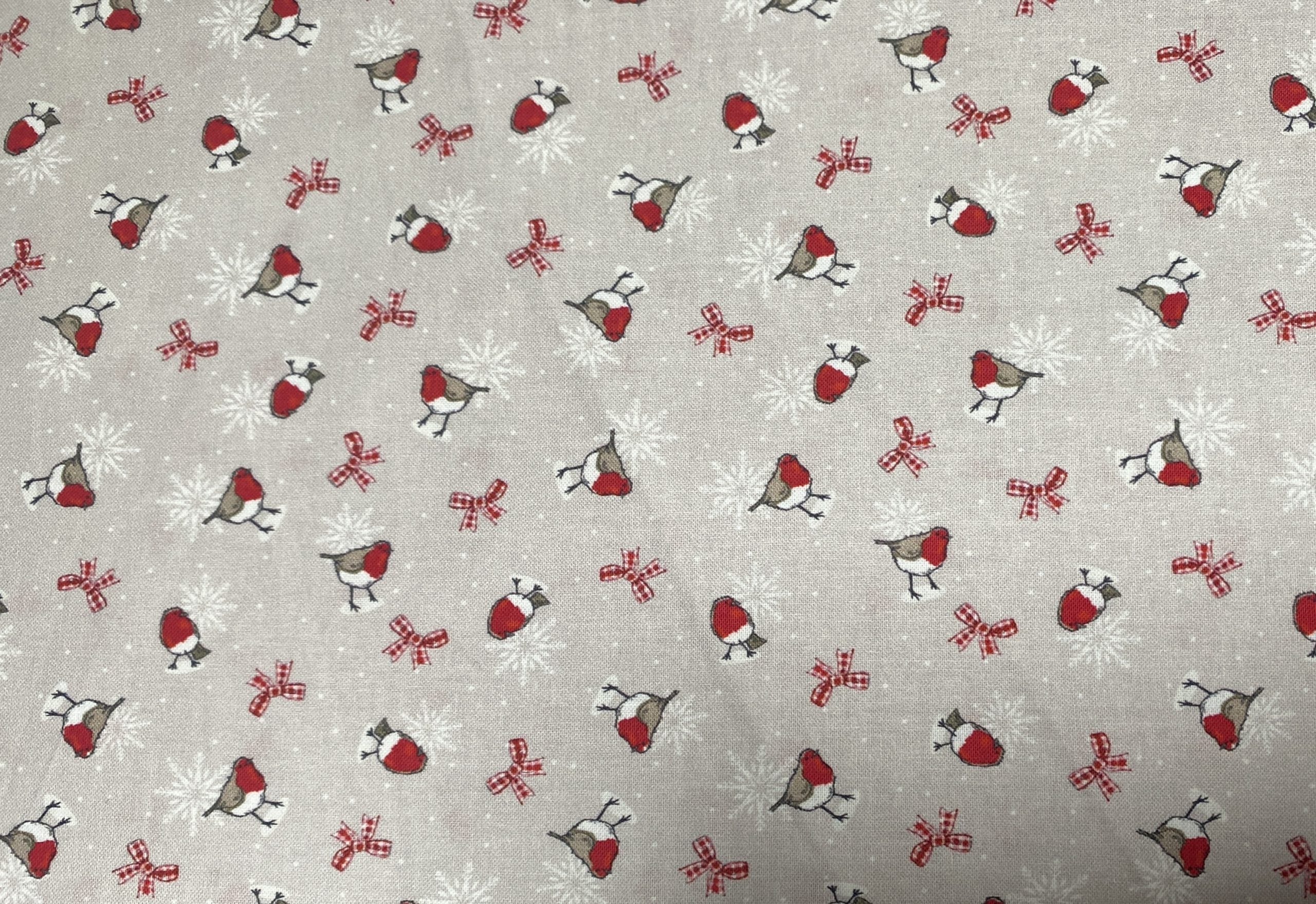 1/2 metro de Tela de algodón estampada Petirrojos y Moños Navideños rojo y beige