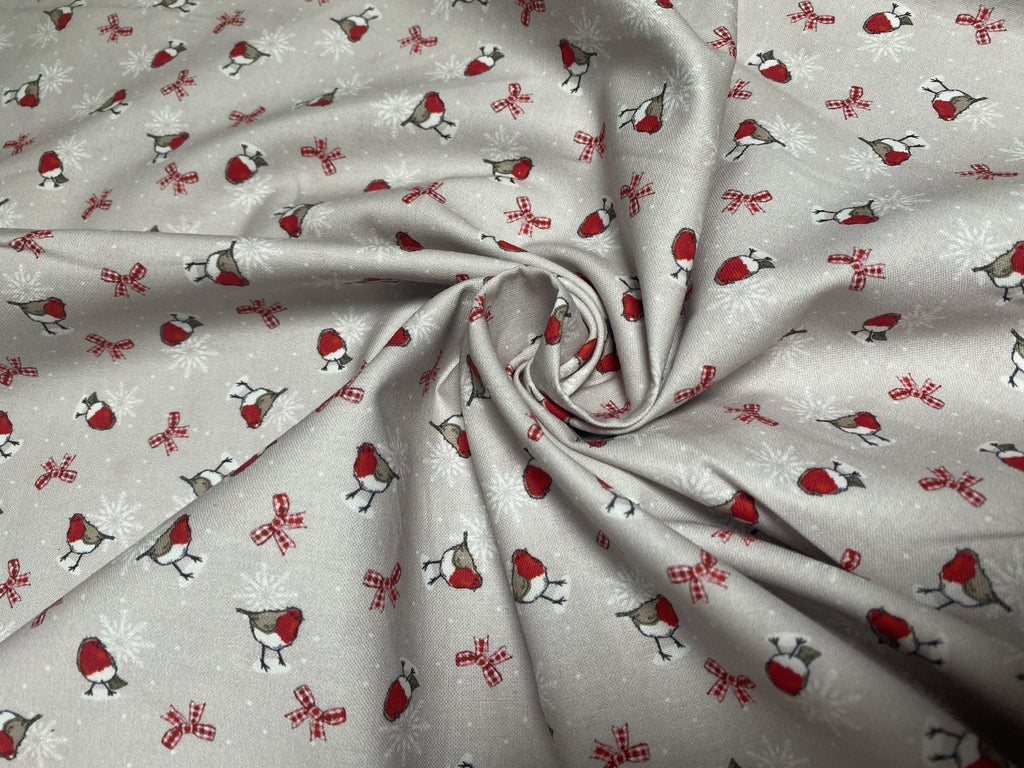 1/2 metro de Tela de algodón estampada Petirrojos y Moños Navideños rojo y beige