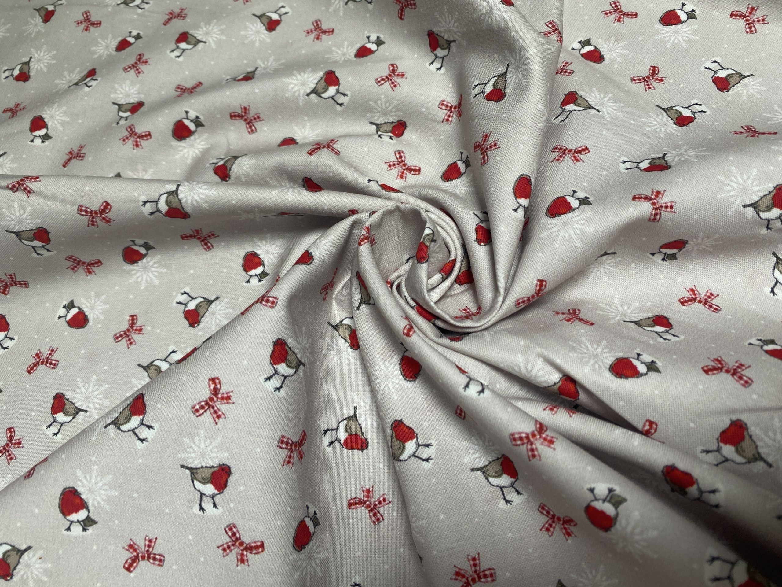 1/2 metro de Tela de algodón estampada Petirrojos y Moños Navideños rojo y beige