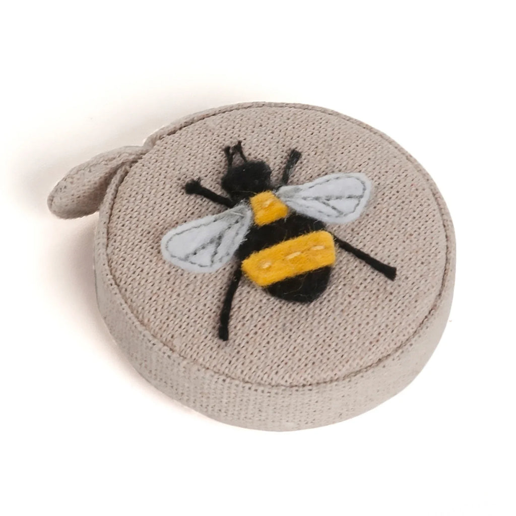 Cinta métrica con apliqué y bordado de abeja
