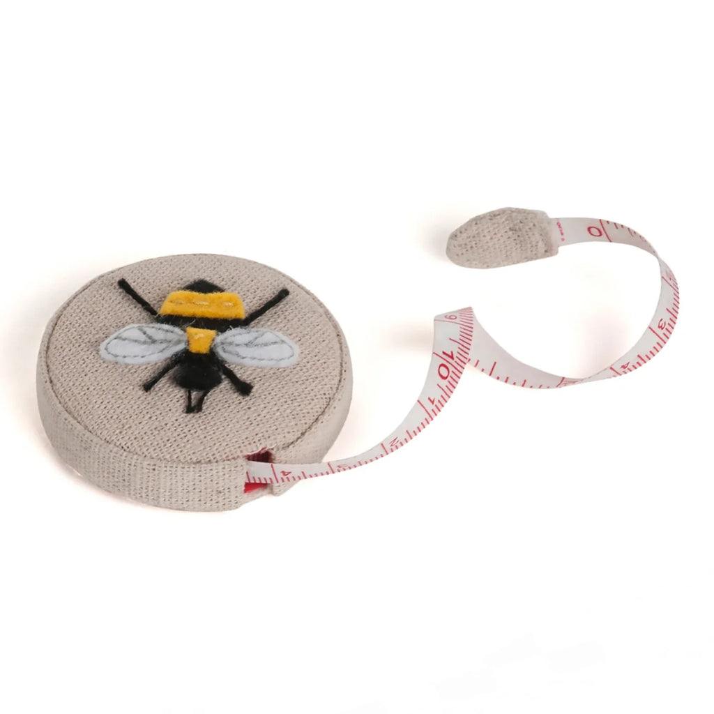Cinta métrica con apliqué y bordado de abeja