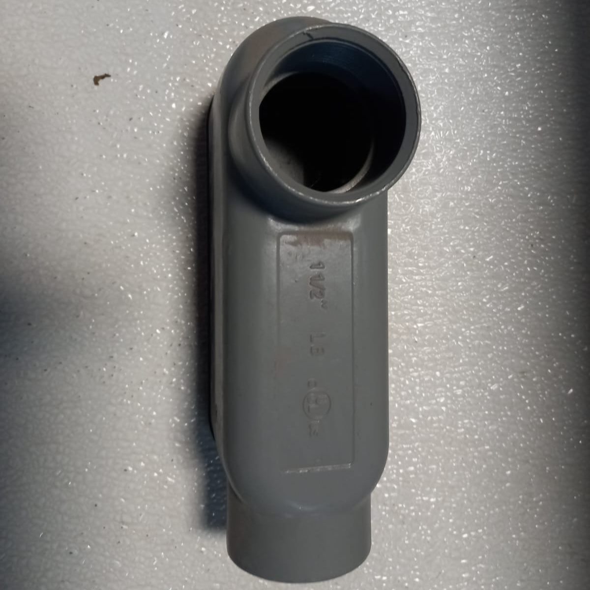 Cuerpo Condulet Tipo LB de PVC Rígido 1-1/2" Gris