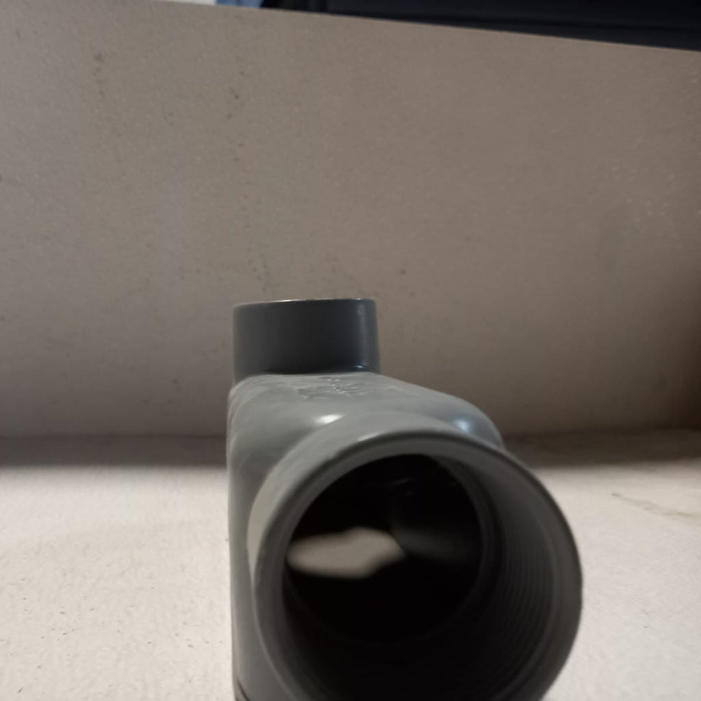 Cuerpo Condulet Tipo LB de PVC Rígido 1-1/2" Gris