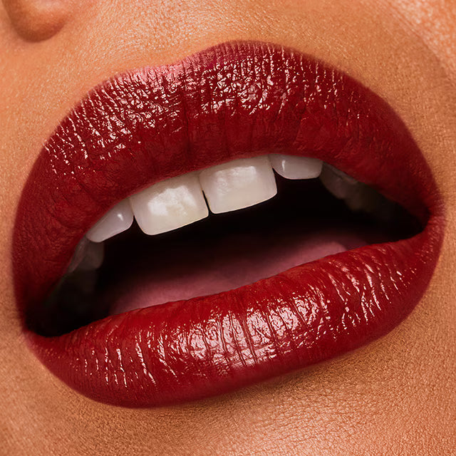 Labial Pure Color Envy Creme | Estée Lauder® Tono 697 Renegade, Rojo Intenso y Lujosamente Atemporal