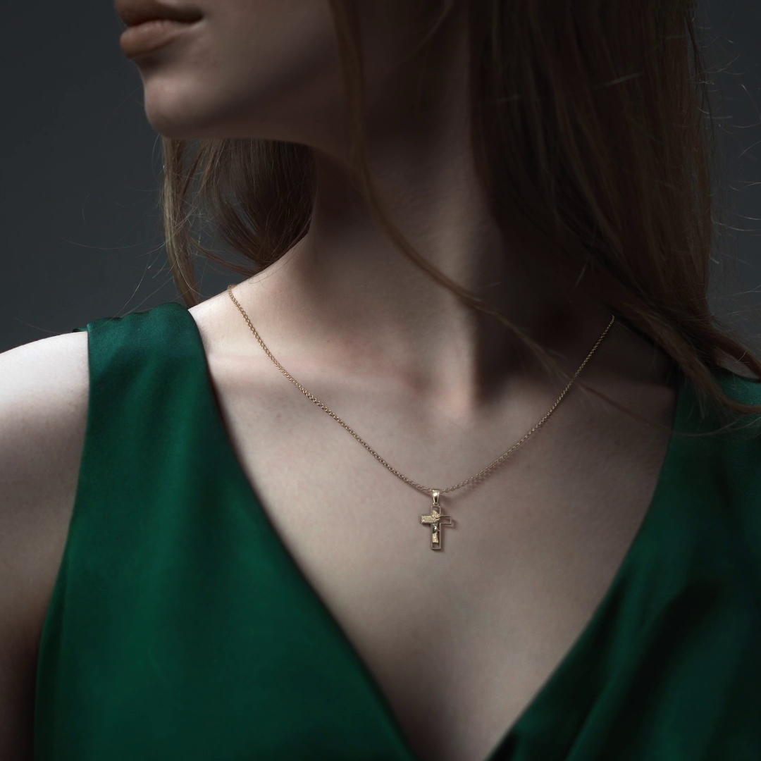 Dije de Cruz de Oro 10K con Rostro de Cristo – Elegancia y Fe para Hombre