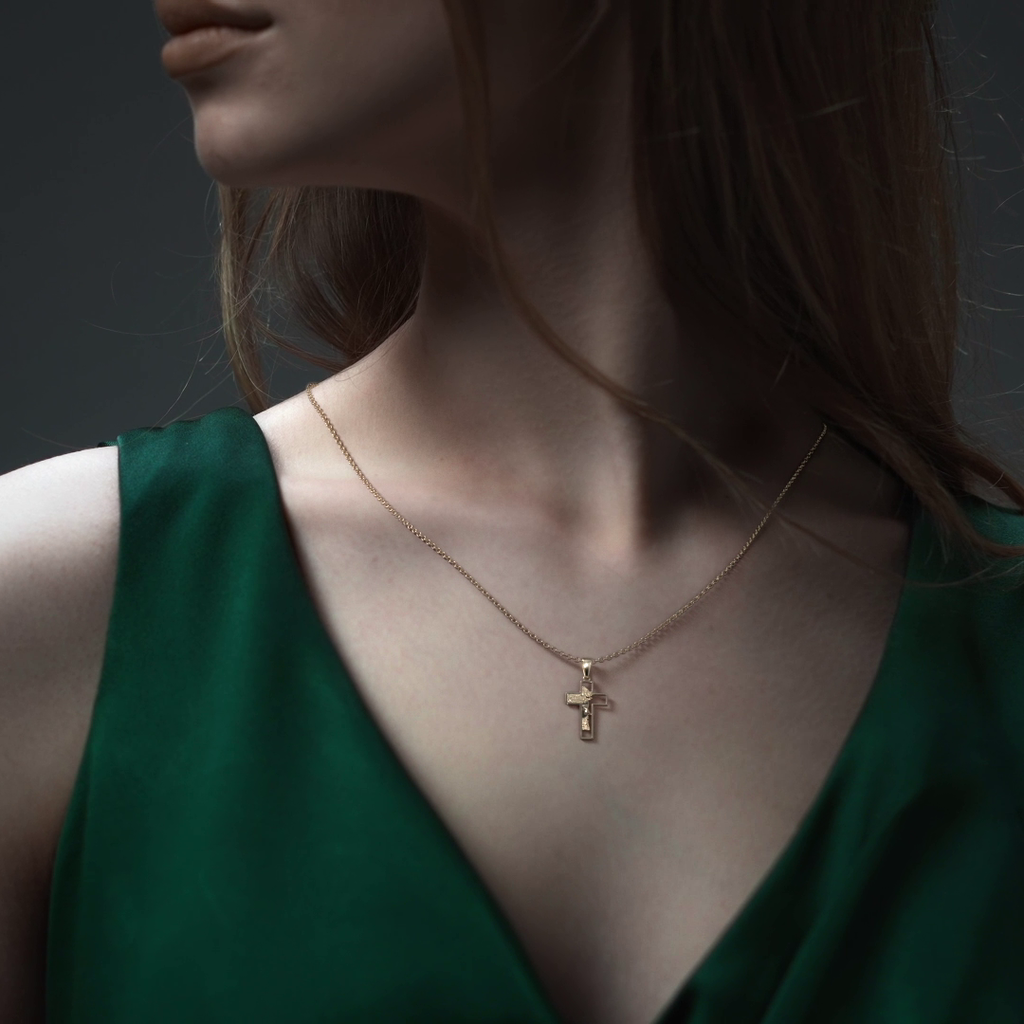 Collar de Cruz de Oro 10K con Rostro de Cristo