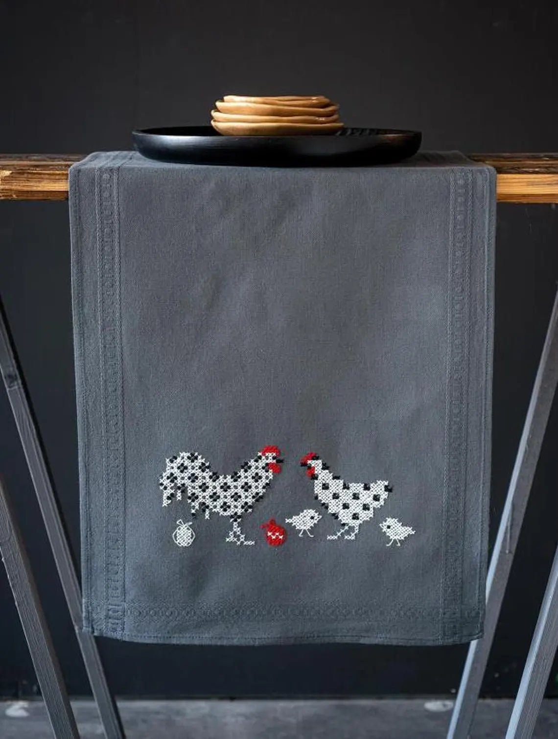 Kit para Camino de Mesa Gallo, Gallina y Pollitos en gris Punto de Cruz 40 x 102 cm