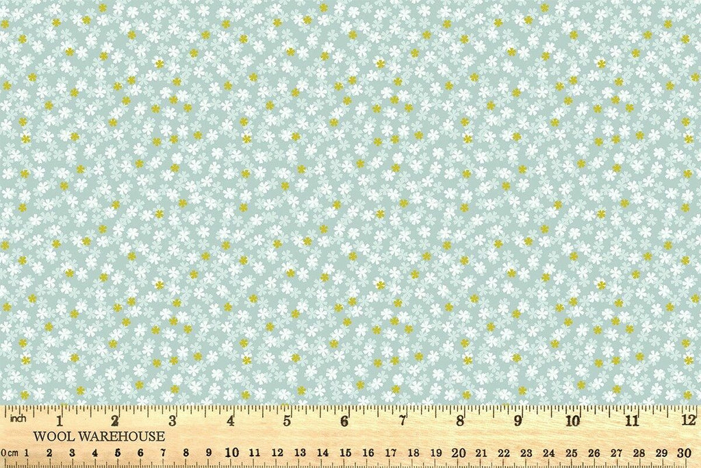 1/2 metro de Tela de algodón estampada Mini Florecita Sakura azul con dorado metálico Lewis e Irene