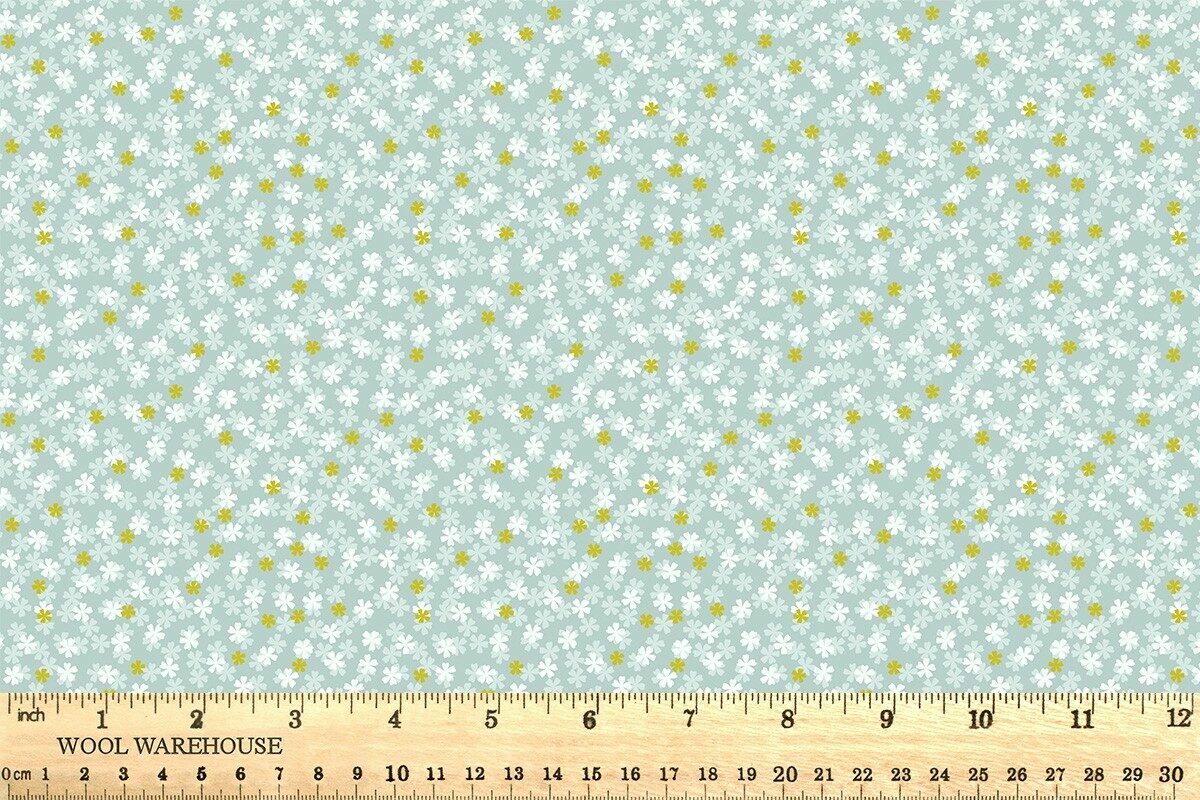 1/2 metro de Tela de algodón estampada Mini Florecita Sakura azul con dorado metálico Lewis e Irene