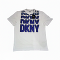 Playera DKNY Blanca Logo Degradado Azul Fondo Blanco 1:1
