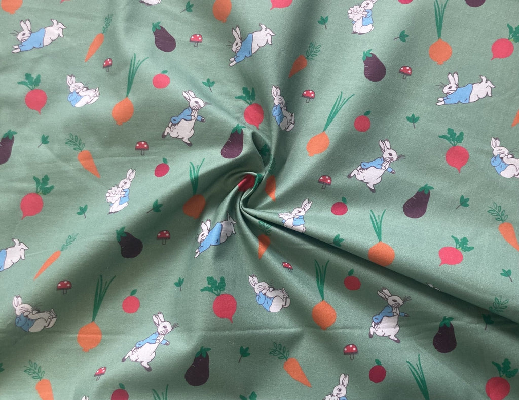 1/2 metro de Tela de Algodón Estampada - Peter Rabbit: La Alegría de un Huerto Casero verde **Llega el 19 nov**